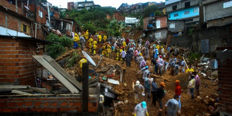 Bombeiros e voluntários trabalham na busca por sobreviventes em Franco da Rocha. Temporal deixou saldo de destruição e mortes. Foto: Filipe Araújo/AFP