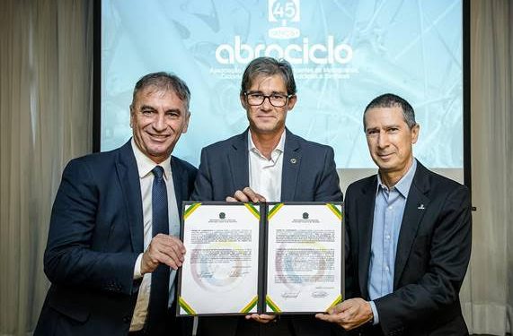 Magnelson Carlos de Souza (presidente da Feneauto), Frederico de Moura Carneiro (secretário Nacional do Trânsito/Senatran) e

Marcos Fermanian (presidente da Abraciclo) na solenidade de assinatura do termo de compromisso - Crédito das fotos: Danilo Ramos