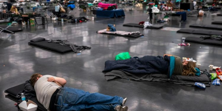 Moradores de Portland, nos EUA, lotam um “centro de resfriamento” em junho de 2021. Região sofreu com uma onda de calor histórica neste fim de semana. Nathan Howard/AFP.