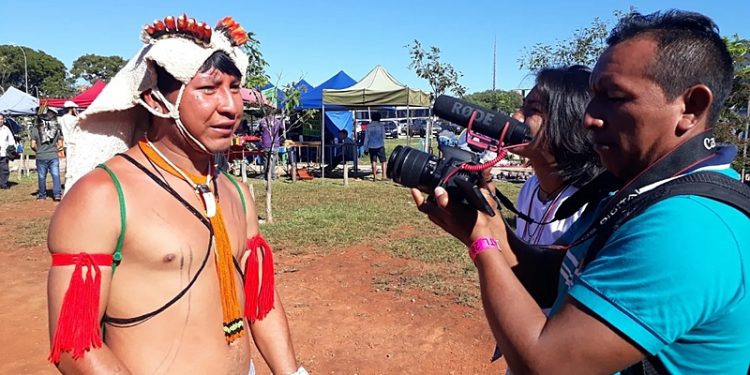 Comunicadores da Rede Wayuri em cobertura no Acampamento Terra Livre entrevistam jovem do povo Ikpeng, do Xingu - Juliana Radler/ISA