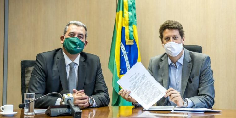 O então ministro do Meio Ambiente, Ricardo Salles, e o representante da Geoflorestas Soluções Ambientais, que havia manifestado interesse em adotar a Reserva Extrativista Chocoaré-Mato Grosso, no Pará. Processo da Geoflorestas está parado no ICMBio desde dezembro. Foto: MMA/Flickr.