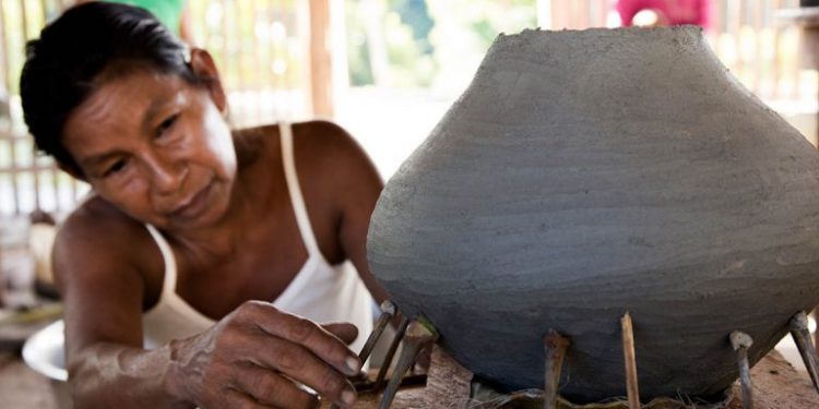 Oficina de produção de cerâmicas, região alto rio Ayari, afluente principal do Içana, Terra Indígena Alto Rio Negro, Amazonas. Foto: Thiago Oliveira