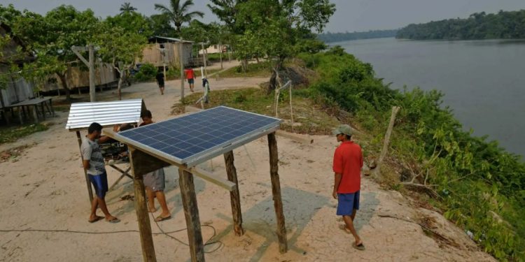 Painéis de energia solar instaladas na comunidade Volta do Bucho, na Reserva Extrativista Ituxi, em Lábrea (AM), por projeto do WWF-Brasil e ICMBio, em 2017. Foto: Carl de Souza/AFP.