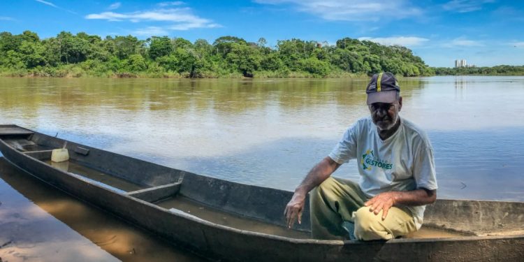 Seu Manoel é morador da comunidade de ribeirinhos de São Gonçalo Beira Rio, no Rio Cuiabá, e constrói canoa para pescadores da região. Foto: Michael Esquer.