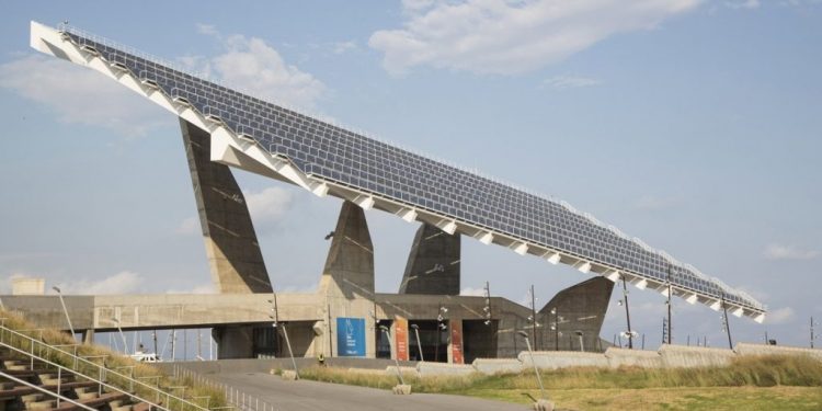 Pergolado solar no Parc del Fòrum. | Foto: Prefeitura de Barcelona