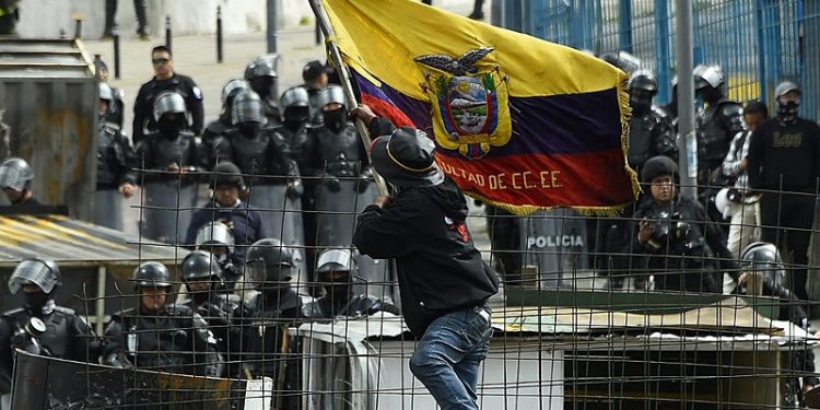 Apesar da suspensão do estado de sítio, a paralisação nacional no Equador se mantém pelo 14º dia - Rodrigo Buendia / AFP