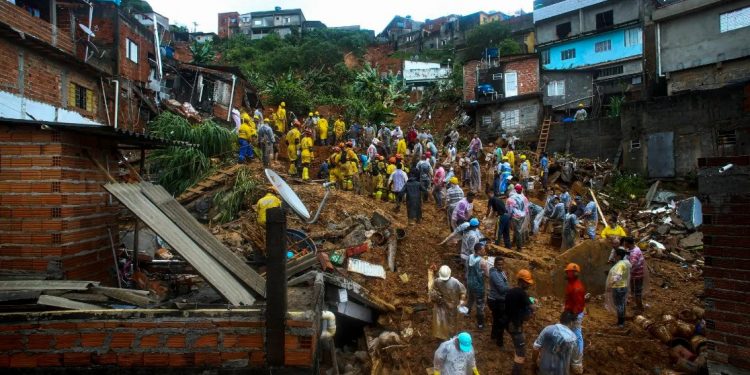 Bombeiros e voluntários trabalham na busca por sobreviventes em Franco da Rocha, em São Paulo. Temporal em janeiro de 2022 deixou saldo de destruição e mortes. Foto: Filipe Araújo/AFP