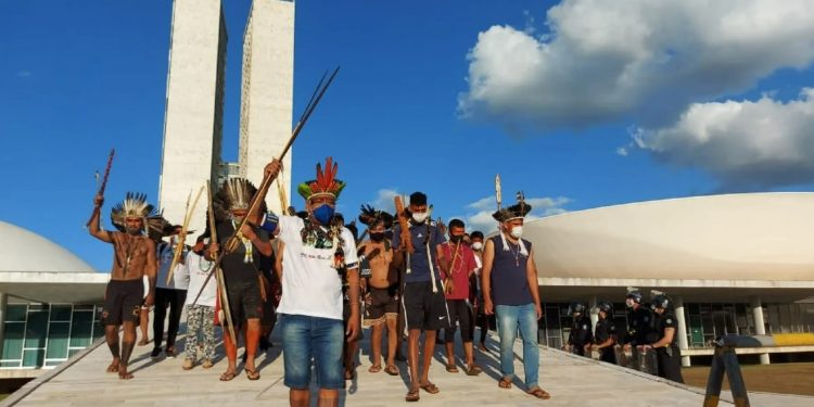 Indígenas protestam no Congresso em 2021. Foto: Adi Spezia/Cimi