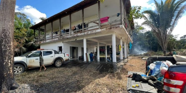 Indígenas se mobilizam para reativar a base da Funai abandonada em Rondônia e conter entrada de invasores na TI. Foto: Associação Jupaú