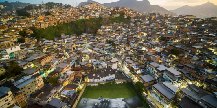 Pintura em um campo de futebol, no Instituto Heitor Carrilho, próximo ao Morro do Zinco, Rio de Janeiro. Crédito/foto: Saype