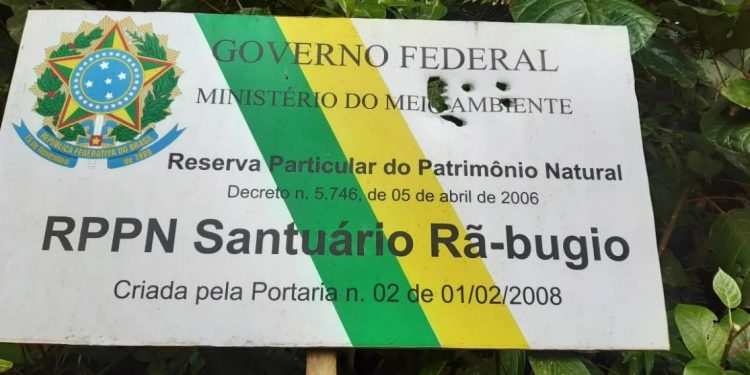 Placa da RPPN Santuário Rã-bugio com as marcas de tiros disparadas pelo criminoso. Foto: Germano Woehl