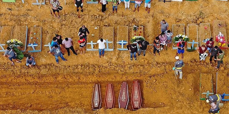 Valas coletivas em cemitério de Manaus, pandemia 2020