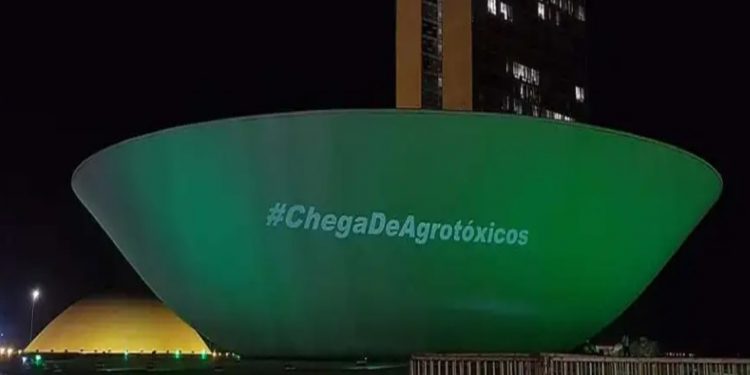 Coletivo @projetemos faz ação contra o #PLdoVeneno. Foto: Greenpeace Brasil.