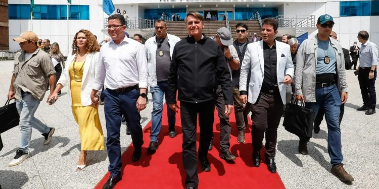 Bolsonaro ao lado dos governadores de Rondônia, Marcos Rocha, e do Acre, Gladson Cameli, durante agenda em Porto Velho. Foto: Alan Santos/PR