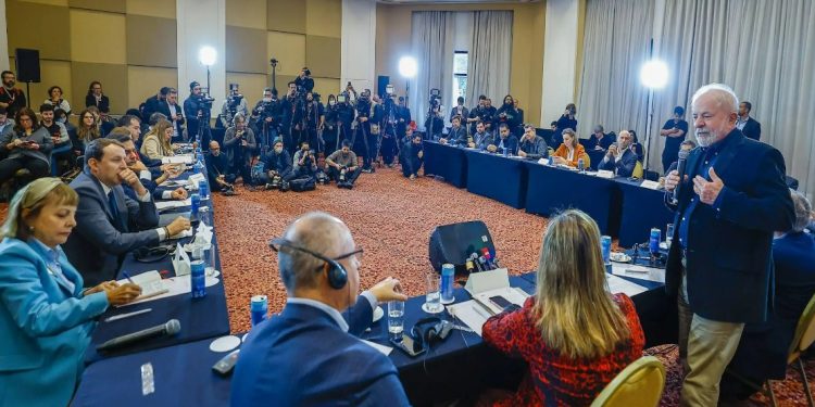 Lula durante reunião com integrantes do Parlamento Europeu, em São Paulo. Foto: Ricardo Stuckert.