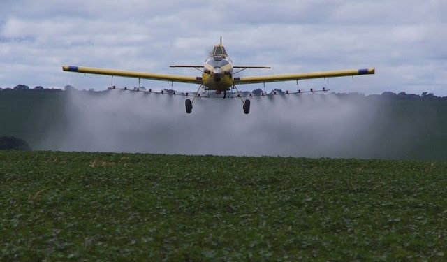 No Maranhão, respingos de agrotóxicos pulverizados por avião atingem comunidades e provocam coceira, ânsia de vômito e queimaduras. (Foto: Agência Brasil)