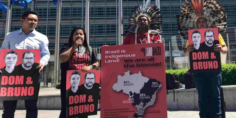 Representantes da Apib (Articulação dos Povos Indígenas do Brasil) protestam em Bruxelas por uma lei antidesmate mais forte. Foto: Claudio Angelo/OC.