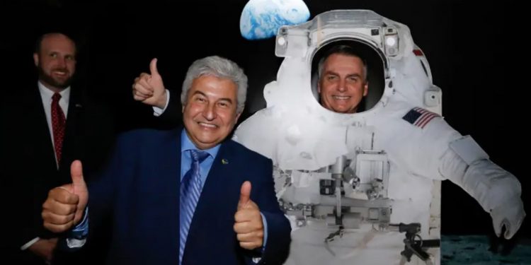 Jair Bolsonaro posa com o astronauta e ex-ministro da Ciência e Tecnologia, Marcos Pontes. foto: Carolina Antunes/PR/Divulgação