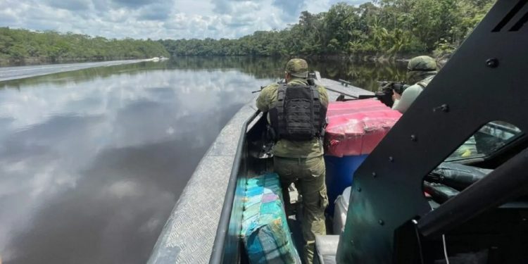 Operação contra tráfico de drogas no Rio Marié, entre os municípios de Santa Isabel do Rio Negro e São Gabriel da Cachoeira, em setembro de 2022. Foto: PM/AM