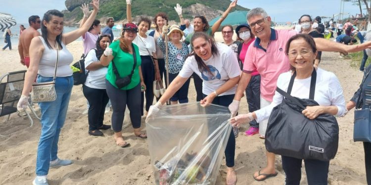 Alguns dos 300 voluntários que limparam a Praia do Recreio, no Rio de Janeiro. Foto: Instituto Limpeza Brasil