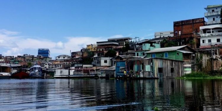 Aumento da área de favelas em Manaus é equivalente a cerca de 10 mil campos de futebol (Foto: Walter Franco/ATUAL)