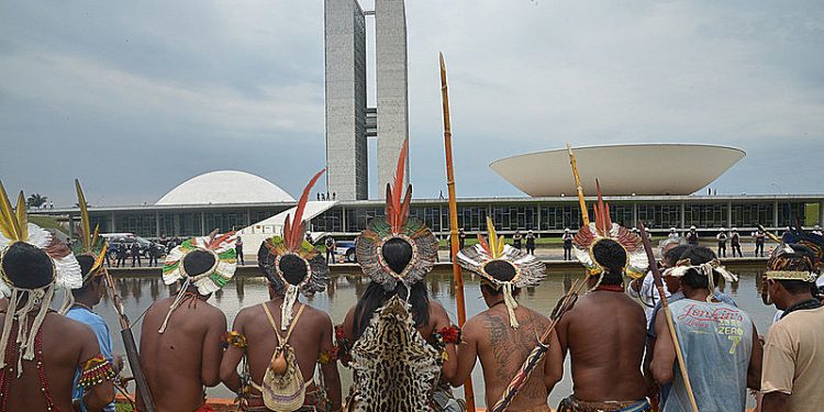 Grupo de deputados federais reúnem-se com índios acampados em frente ao Congresso e recebem lista de prioridades de todas as etnias indígenas.