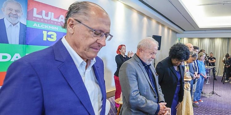 Lula entre o vice-presidente eleito, Geraldo Alckmin, e a deputada federal reeleita Benedita da Silva - Ricardo Stuckert