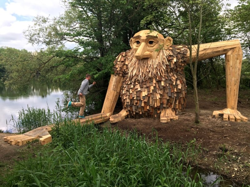 Com madeira reciclada, artista cria gigantescas esculturas de