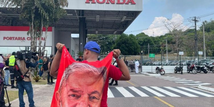 Apoiador em frente à fábrica da Honda em Manaus (Ricardo Oliveira/Agência Amazônia)