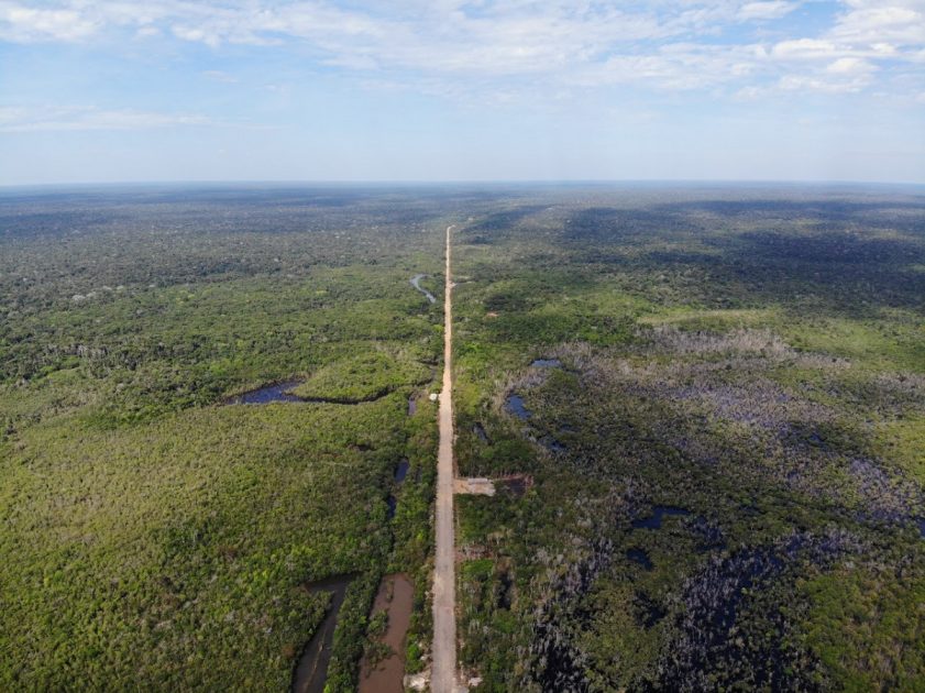 Governador do Amazonas reforça necessidade de asfaltamento de rodovia cercada de polêmicas