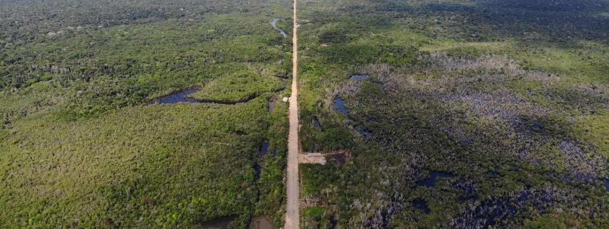 A primavera chegou à Amazônia, trazendo as primeiras chuvas que anunciam o fim de um verão escaldante. No entanto, este ano, ela nos encontrou envoltos em fumaça, com pulmões adoecidos. As queimadas atingiram níveis alarmantes, e o ar denso, carregado de fuligem, se espalha por vastas áreas, castigando as comunidades e os ecossistemas. O Alto Solimões, ainda assim, deu sinais de esperança com três horas de uma tromba d’água, que ecoou como uma sinfonia rara em meio ao caos.