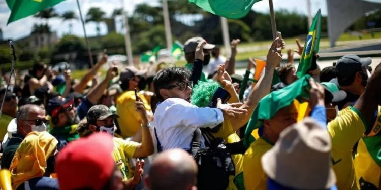 Fotógrafo é agredido por manifestantes bolsonaristas - Imagem: Ueslei Marcelino