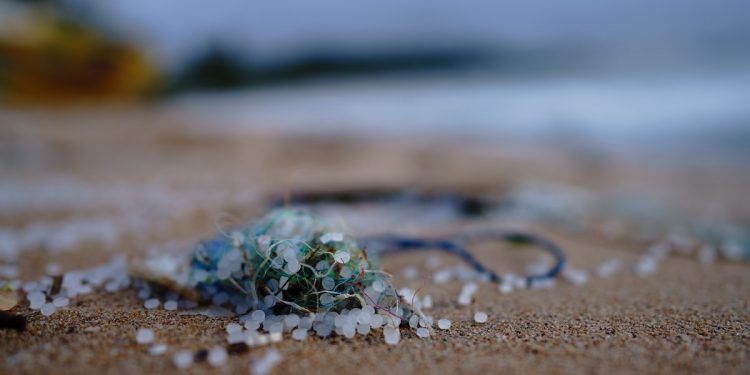 O que foi encontrado no fundo do mar reproduz a produção global de plástico de 1965 a 2016. | Foto: Sören Funk | Unsplash