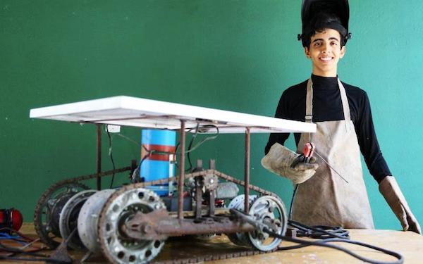 Menino da Maré sonha em construir robôs agrícolas - 04/12/2023