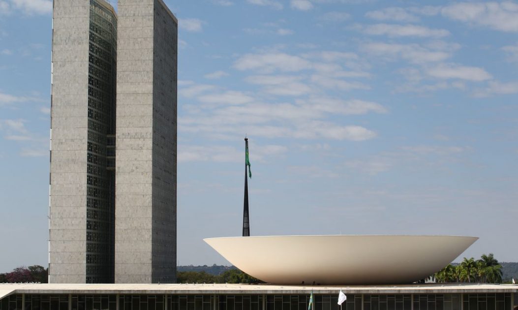 Brasil precisa de PEC que refunda a República, e não a estouvada Tributária