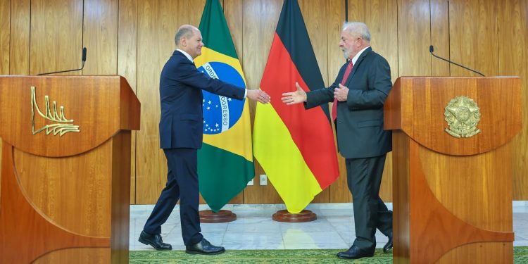 Oito projetos brasileiros de hidrogênio verde receberão subsídio alemão. Na imagem: Presidente Lula cumprimenta o chanceler alemão, Olaf Scholz, em visita a Brasília, em janeiro de 2023 (Foto: Flickr/Palácio do Planalto)