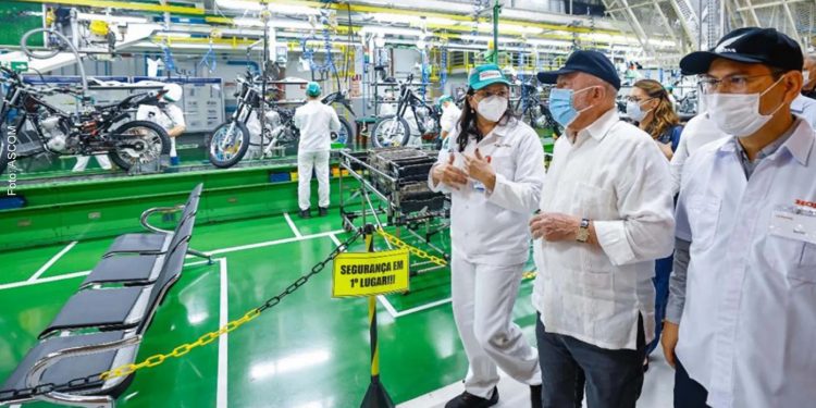 Presidente Lula, em campanha presidencial de 2022, visitando a fábrica da Honda, no Polo Industrial de Manaus