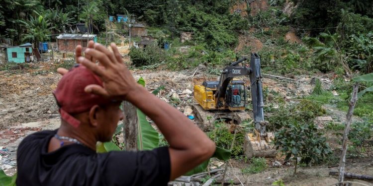 Morador do bairro Jorge Teixeira observa a destruição causada por um deslizamento de terra no domingo, 12 de março, em Manaus, estado do Amazonas, Brasil, em 13 de março de 2023 - Foto: Michael Dantas / AFP