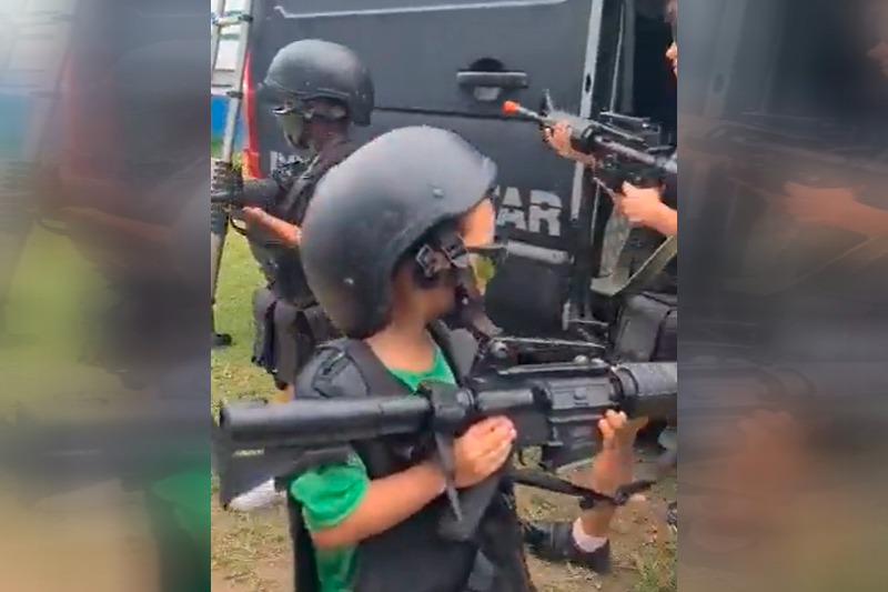Escola é o lugar sagrado da transformação, não da assombração
Crianças manuseiam armas em evento no Rio de Janeiro (Foto: Reprodução/Twitter)