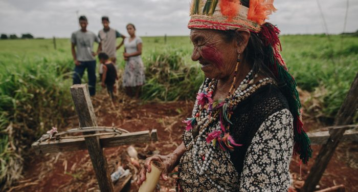 Dona Miguela, em visita da Comissão Interamericana de Direitos Humanos (CIDH), em novembro de 2018, na Terra Indígena Guyraroká, município de Caarapó (MS) | Christian Braga / Farpa / CIDH