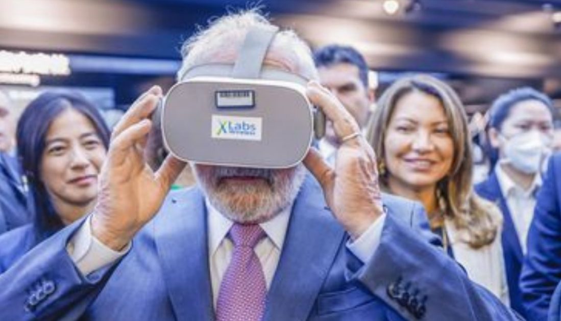 Lula experimenta óculos de realidade virtual da Huawei - Ricardo Stuckert/PR
