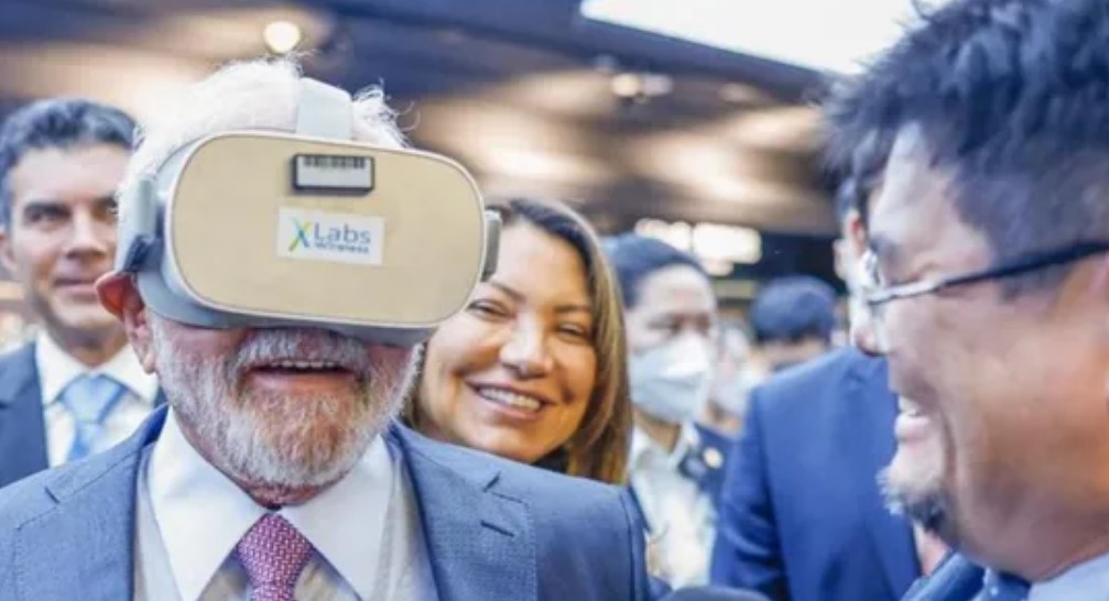 Lula experimenta óculos de realidade virtual da Huawei - Ricardo Stuckert/PR