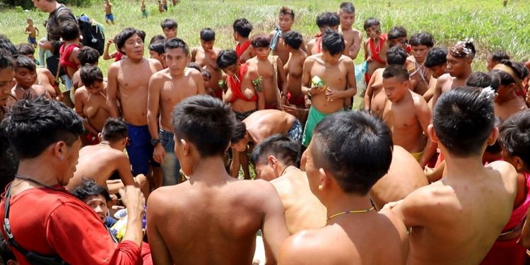 Brasília (DF - Caminhos da Reportagem Yanomami - o direito de existir - Indígenas reunidos após chegada de comida. Foto: TV Brasil/Divulgação