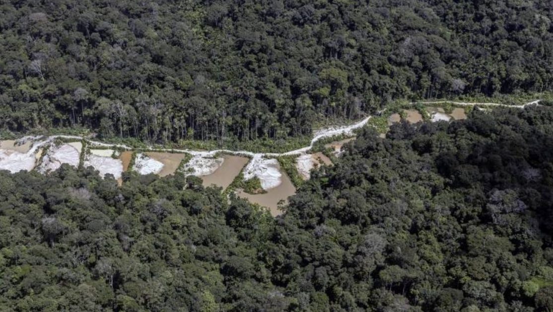 Imagens aéreas evidenciam melhoras em rio da Amazônia após ações do governo contra o garimpo