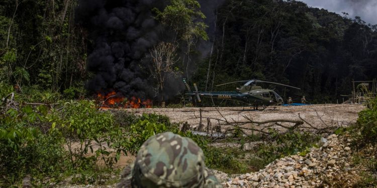 AGENTES DO IBAMA EM OPERAÇÃO DE COMBATE AO GARIMPO NA TERRA INDÍGENA YANOMAMI. AS RELAÇÕES ENTRE GARIMPEIROS E FACÇÕES TÊM DIFICULTADO O ENFRENTAMENTO AO CRIME NA REGIÃO. FOTO: MINISTÉRIO DO MEIO AMBIENTE E MUDANÇA DO CLIMA