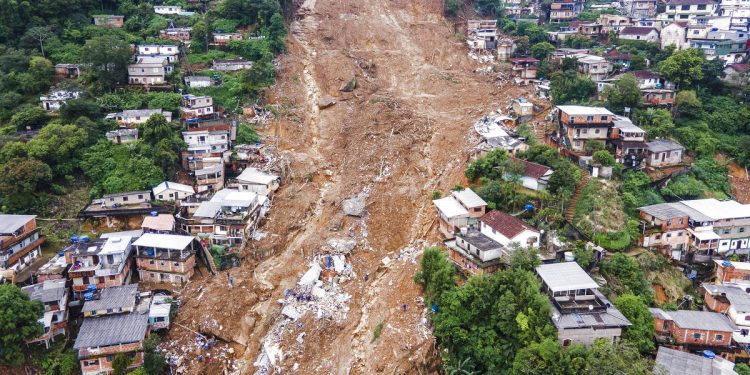 Forte chuva que caiu em Petrópolis causou destruição e dezenas de mortes - Eduardo Anizelli/ Folhapress