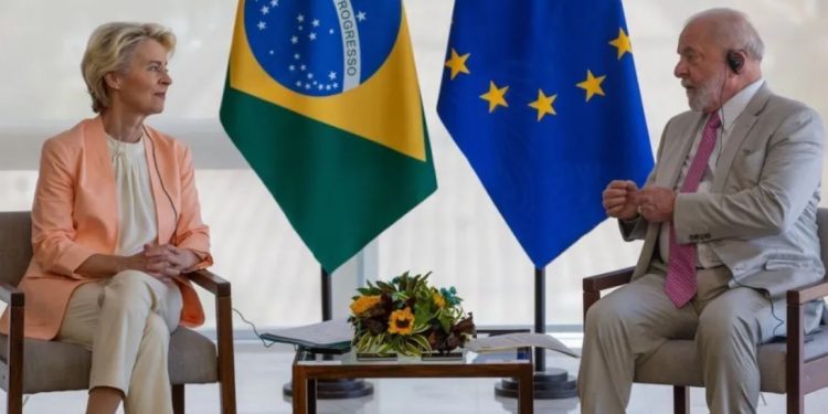 O presidente Luiz Inácio Lula da Silva recebe a presidente da Comissão Europeia, Ursula von der Leyen, no Palácio do Planalto Fabio Rodrigues-Pozzebom/Agência Brasil