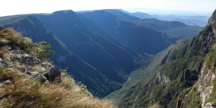 Cânion Fortaleza no Parque Nacional da Serra Geral, que fica em Cambará do Sul (RS) - Foto: Wikimedia Commons