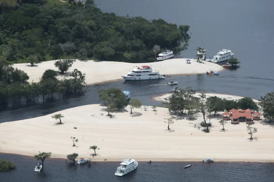 Praia do Tupé, importante ponto turístico de Manaus, setor que tem crescido rápido em todo o Amazonas