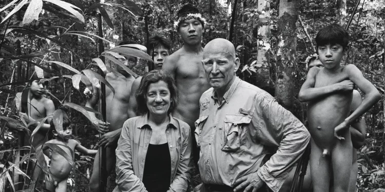 Míriam e Salgado na aldeia Awá: aprendizado ancestral na floresta (Sebastião SALGADO/Amazonas images/.)